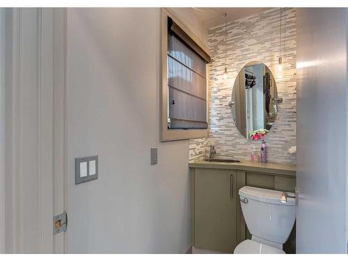 954 Drury Avenue Ne, Calgary, AB - Indoor Photo Showing Bathroom