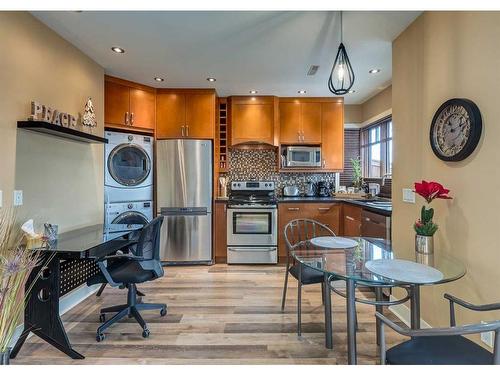 954 Drury Avenue Ne, Calgary, AB - Indoor Photo Showing Kitchen