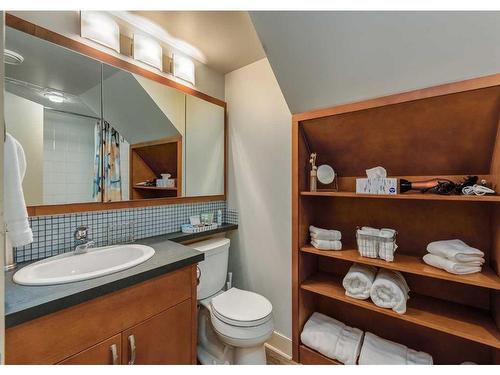 954 Drury Avenue Ne, Calgary, AB - Indoor Photo Showing Bathroom