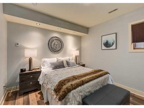 954 Drury Avenue Ne, Calgary, AB - Indoor Photo Showing Bedroom