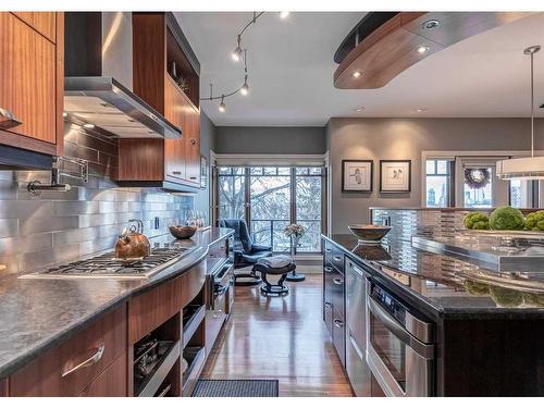 954 Drury Avenue Ne, Calgary, AB - Indoor Photo Showing Kitchen With Upgraded Kitchen