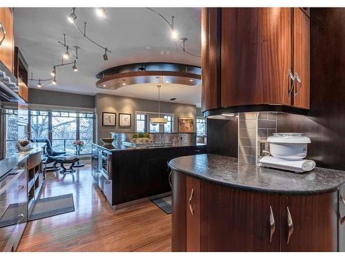 954 Drury Avenue Ne, Calgary, AB - Indoor Photo Showing Kitchen