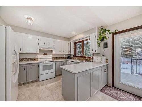 4179 Varsity Road Nw, Calgary, AB - Indoor Photo Showing Kitchen With Double Sink