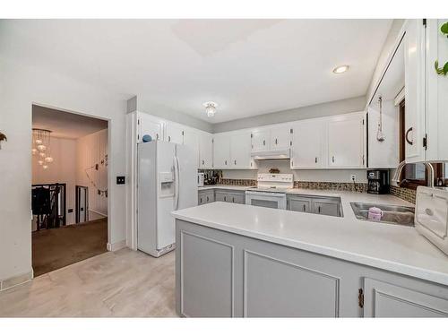 4179 Varsity Road Nw, Calgary, AB - Indoor Photo Showing Kitchen