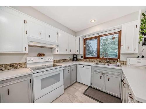 4179 Varsity Road Nw, Calgary, AB - Indoor Photo Showing Kitchen