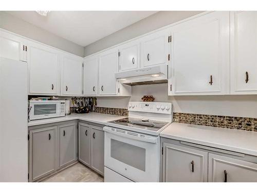 4179 Varsity Road Nw, Calgary, AB - Indoor Photo Showing Kitchen