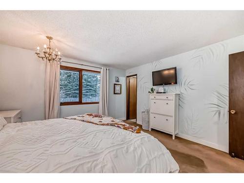 4179 Varsity Road Nw, Calgary, AB - Indoor Photo Showing Bedroom