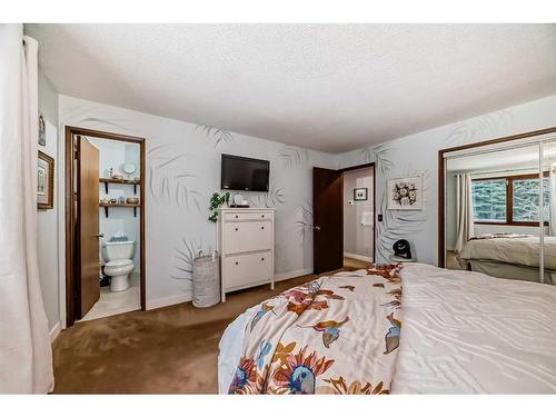 4179 Varsity Road Nw, Calgary, AB - Indoor Photo Showing Bedroom