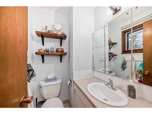 4179 Varsity Road Nw, Calgary, AB - Indoor Photo Showing Bathroom