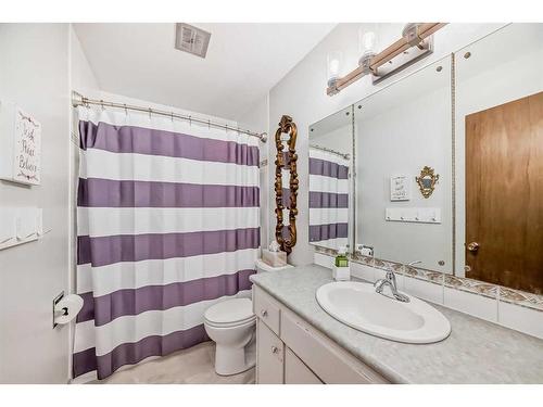 4179 Varsity Road Nw, Calgary, AB - Indoor Photo Showing Bathroom