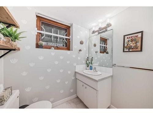 4179 Varsity Road Nw, Calgary, AB - Indoor Photo Showing Bathroom