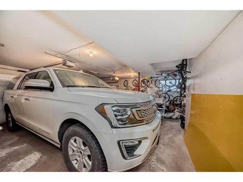 4179 Varsity Road Nw, Calgary, AB - Indoor Photo Showing Garage