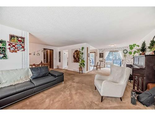 4179 Varsity Road Nw, Calgary, AB - Indoor Photo Showing Living Room