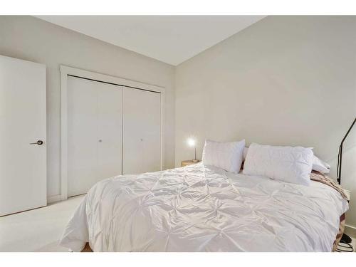 405-830 Centre Avenue Ne, Calgary, AB - Indoor Photo Showing Bedroom