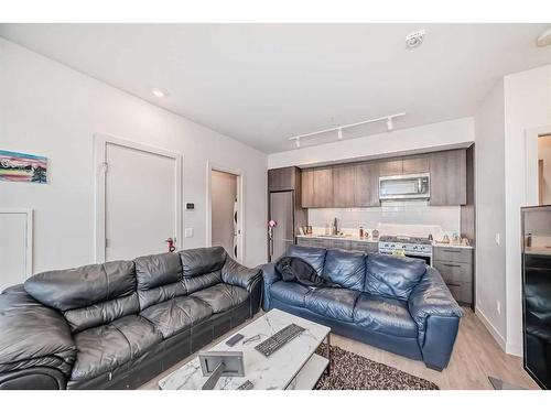 103-1107 Gladstone Road Nw, Calgary, AB - Indoor Photo Showing Living Room