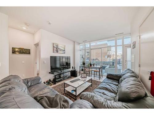 103-1107 Gladstone Road Nw, Calgary, AB - Indoor Photo Showing Living Room