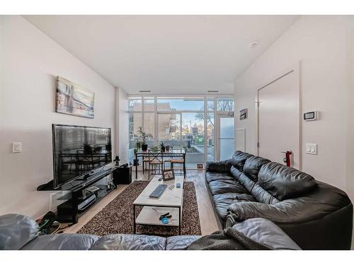 103-1107 Gladstone Road Nw, Calgary, AB - Indoor Photo Showing Living Room