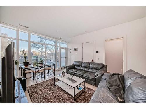 103-1107 Gladstone Road Nw, Calgary, AB - Indoor Photo Showing Living Room