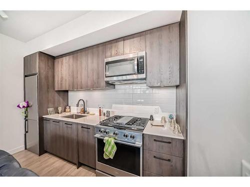 103-1107 Gladstone Road Nw, Calgary, AB - Indoor Photo Showing Kitchen With Upgraded Kitchen