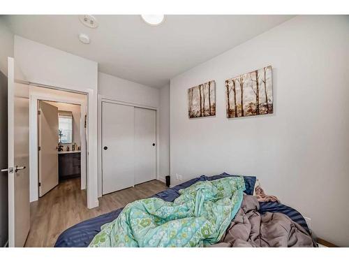 103-1107 Gladstone Road Nw, Calgary, AB - Indoor Photo Showing Bedroom