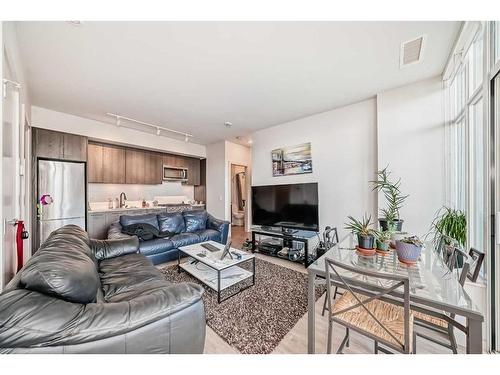 103-1107 Gladstone Road Nw, Calgary, AB - Indoor Photo Showing Living Room