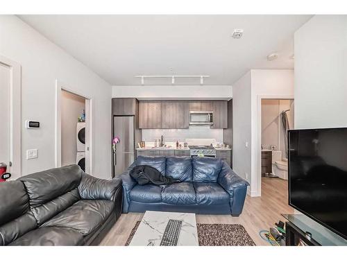 103-1107 Gladstone Road Nw, Calgary, AB - Indoor Photo Showing Living Room