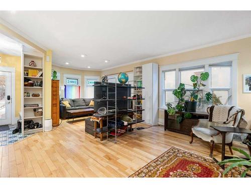 227 10A Street Nw, Calgary, AB - Indoor Photo Showing Living Room