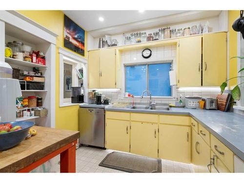 227 10A Street Nw, Calgary, AB - Indoor Photo Showing Kitchen With Double Sink