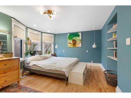 227 10A Street Nw, Calgary, AB - Indoor Photo Showing Bedroom