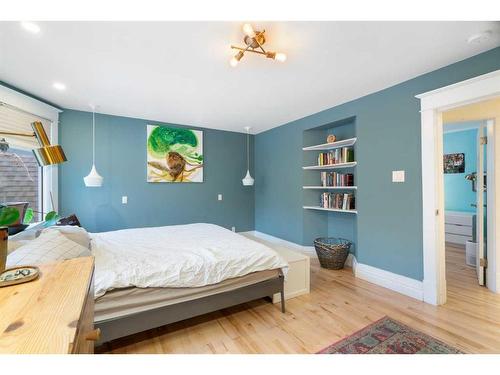 227 10A Street Nw, Calgary, AB - Indoor Photo Showing Bedroom