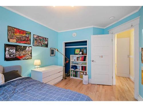 227 10A Street Nw, Calgary, AB - Indoor Photo Showing Bedroom