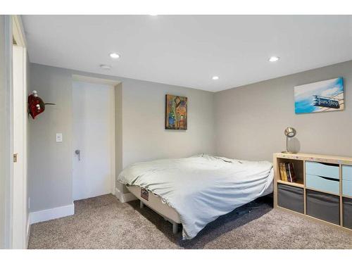 227 10A Street Nw, Calgary, AB - Indoor Photo Showing Bedroom