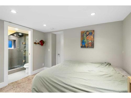 227 10A Street Nw, Calgary, AB - Indoor Photo Showing Bedroom