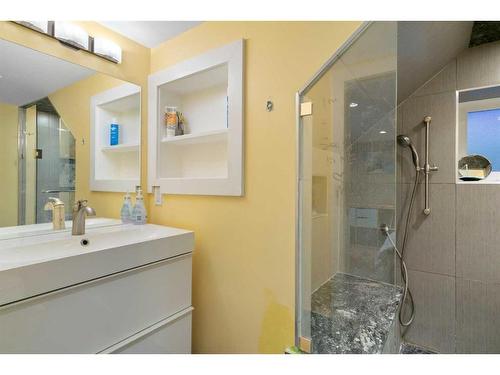 227 10A Street Nw, Calgary, AB - Indoor Photo Showing Bathroom