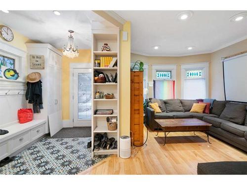 227 10A Street Nw, Calgary, AB - Indoor Photo Showing Living Room