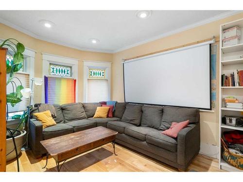 227 10A Street Nw, Calgary, AB - Indoor Photo Showing Living Room