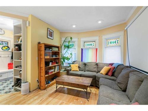 227 10A Street Nw, Calgary, AB - Indoor Photo Showing Living Room