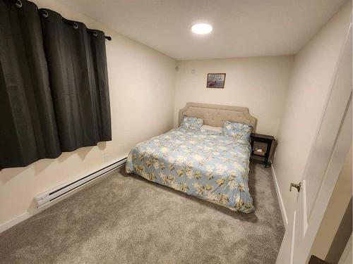 356 Bayview Way Sw, Airdrie, AB - Indoor Photo Showing Bedroom