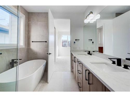 1603 16A Street Se, Calgary, AB - Indoor Photo Showing Bathroom