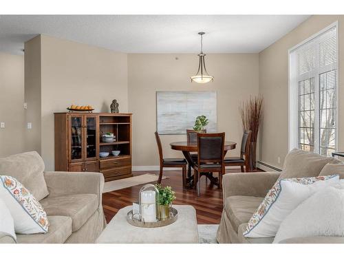 202-4835 Dalhousie Drive Nw, Calgary, AB - Indoor Photo Showing Living Room