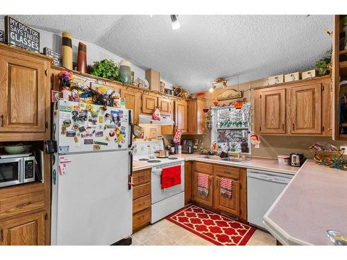 28370 Township Road 304, Rural Mountain View County, AB - Indoor Photo Showing Kitchen