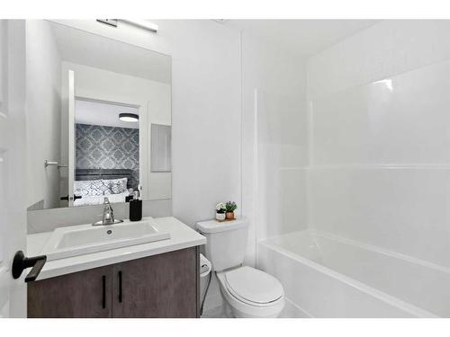 912 Cranbrook Walk Se, Calgary, AB - Indoor Photo Showing Bathroom