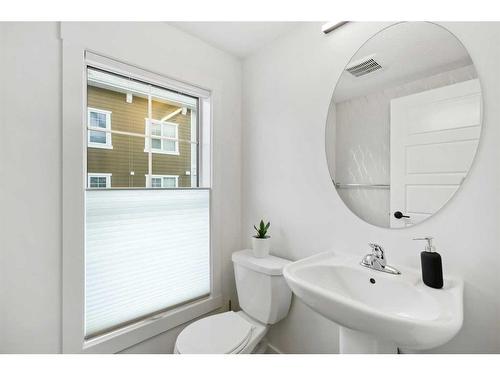 912 Cranbrook Walk Se, Calgary, AB - Indoor Photo Showing Bathroom