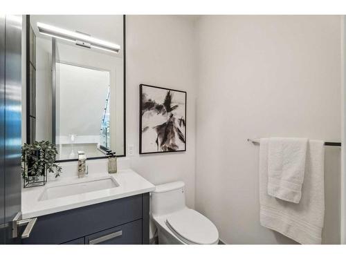 2036 30 Avenue Sw, Calgary, AB - Indoor Photo Showing Bathroom