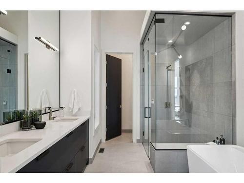 2036 30 Avenue Sw, Calgary, AB - Indoor Photo Showing Bathroom