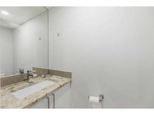 1806 8 Street Sw, Calgary, AB - Indoor Photo Showing Bathroom