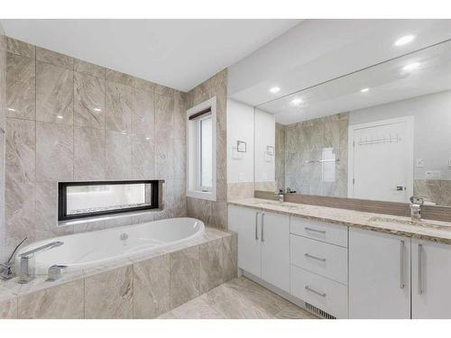 1806 8 Street Sw, Calgary, AB - Indoor Photo Showing Bathroom