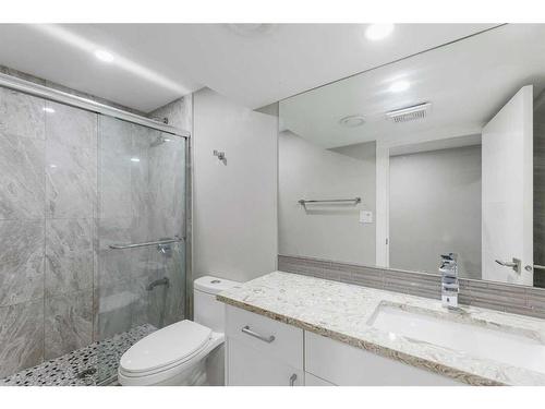 1806 8 Street Sw, Calgary, AB - Indoor Photo Showing Bathroom