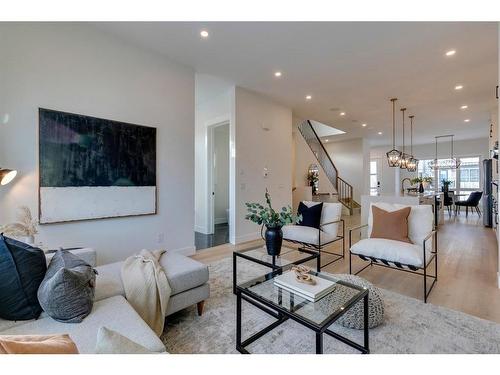 1420 41 Street Sw, Calgary, AB - Indoor Photo Showing Living Room