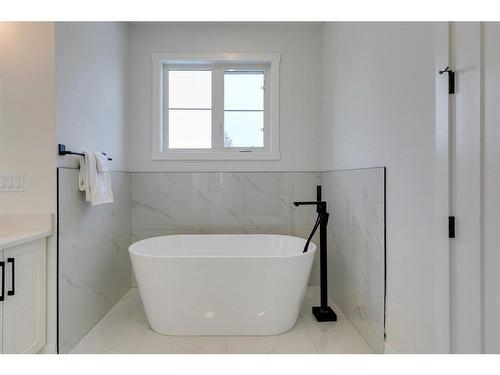 1420 41 Street Sw, Calgary, AB - Indoor Photo Showing Bathroom